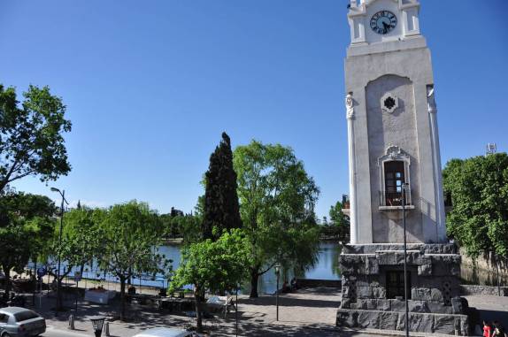 Visão da torre do relógio e do Tajamar, de dentro da Estância Jesuítica em Alta Gracia, na Argentina